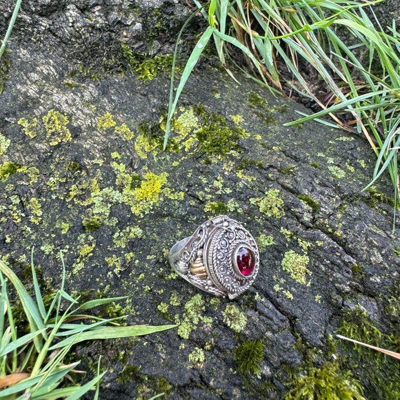 925 Sterling Silver and yellow gold vintage “poisoner’s ring” with garnet - Picture 16 of 16